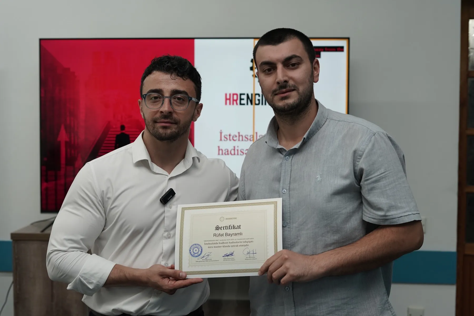 Master-klasın məzunu sertifikat alır