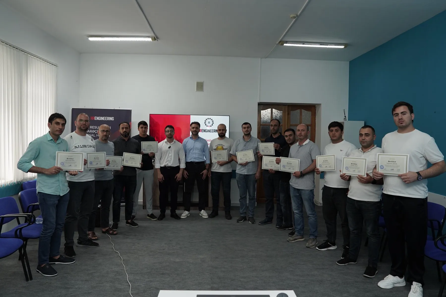 HR Engineering təlim iştirakçıları sertifikatları ilə